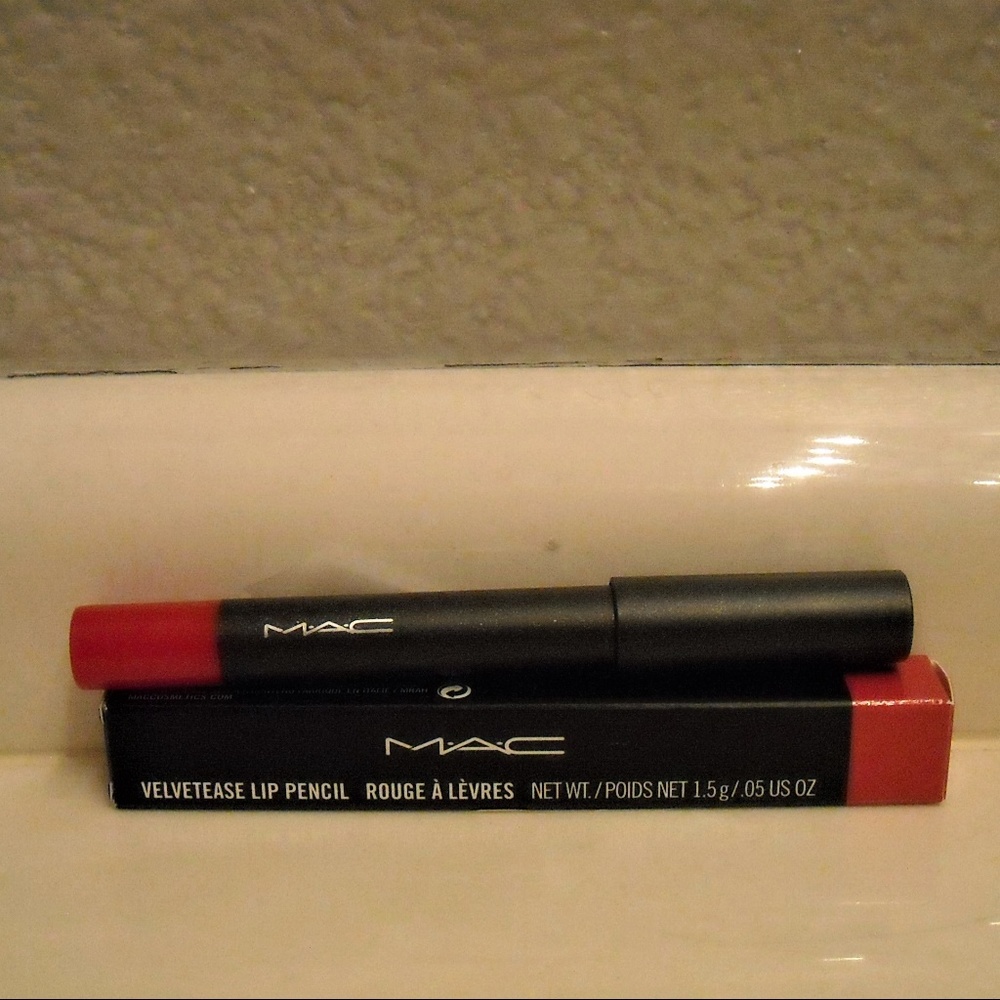 NIB M.A.C VELVETEASE  LIP PENCIL Shade ANYTHING GO